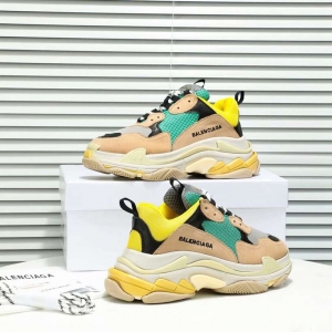 Men/Women Balenciaga Triple-S Sneaker khaki/Green Item 6380340