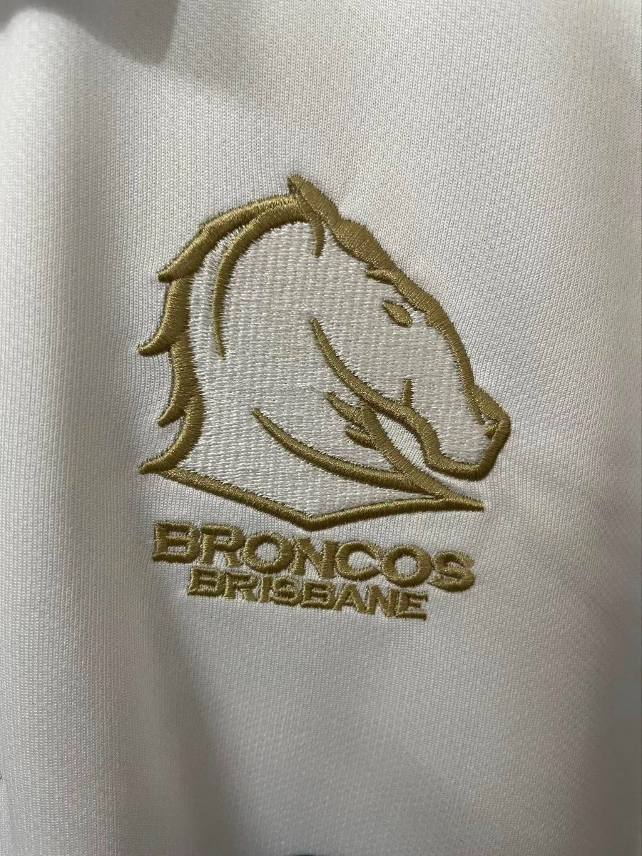 25/26 Brisbane Broncos White with Maroon Sleeves and Diagonal Geometric Stripes  Champion Jersey